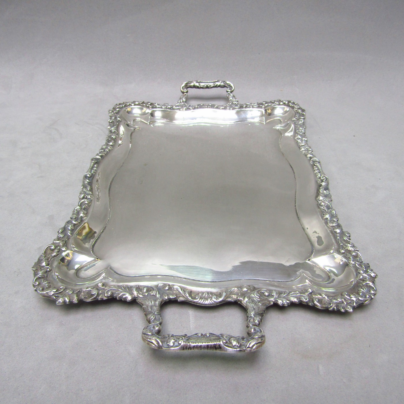 Bandeja con asas rectangular de plata de ley, España, siglo XX Bandeja con asas rectangular de plata de ley, España, siglo XX