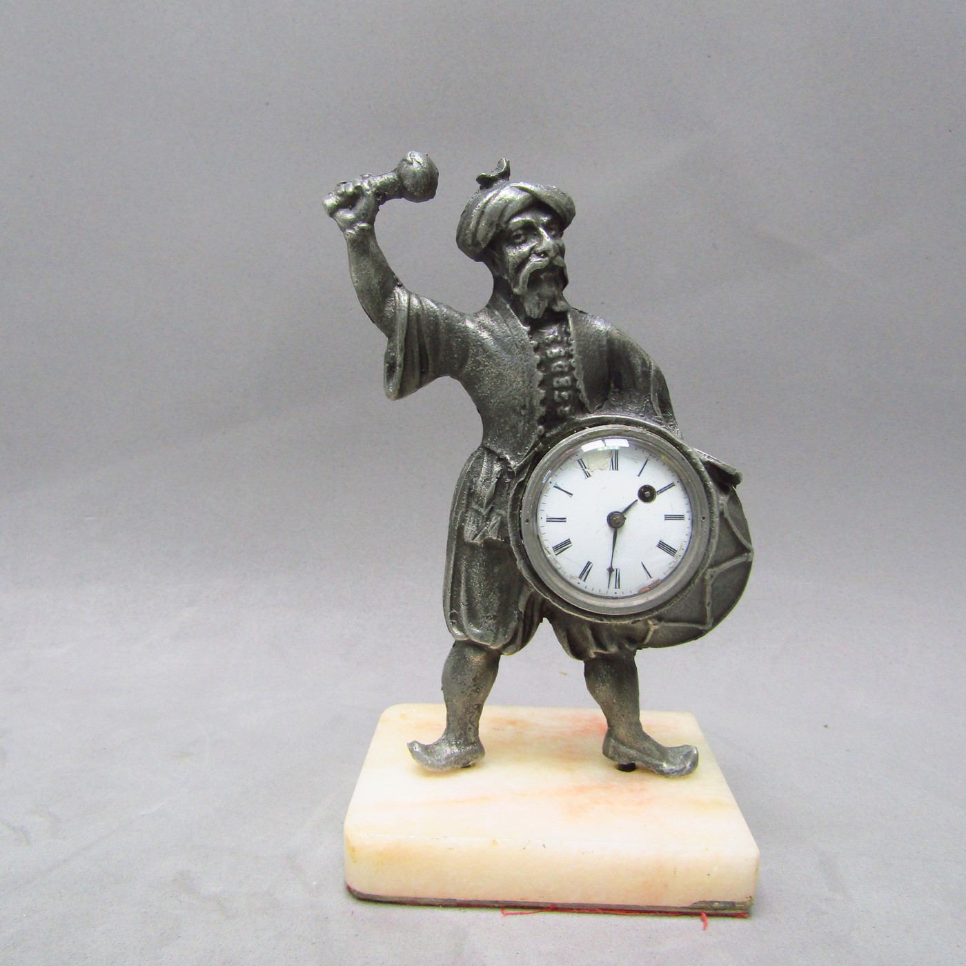 L.Epine. Reloj de Bolsillo Verge Fusee, integrado en escultura. París, ca. 1.780.
