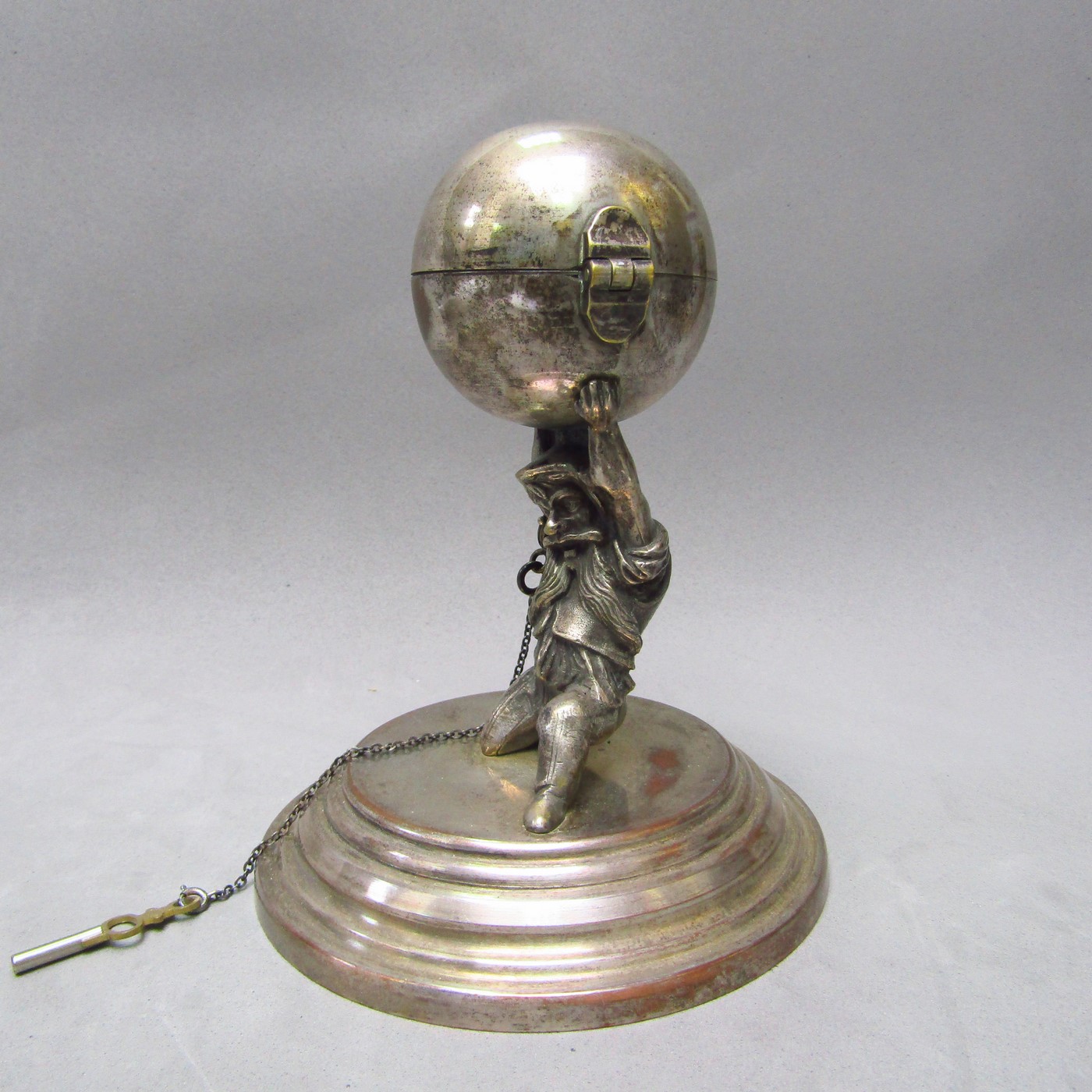 Reloj de Bolsillo-Sobremesa Half Fusee sobre escultura. England, ca. 1900. Reloj de Bolsillo-Sobremesa Half Fusee sobre escultura. England, ca. 1900.