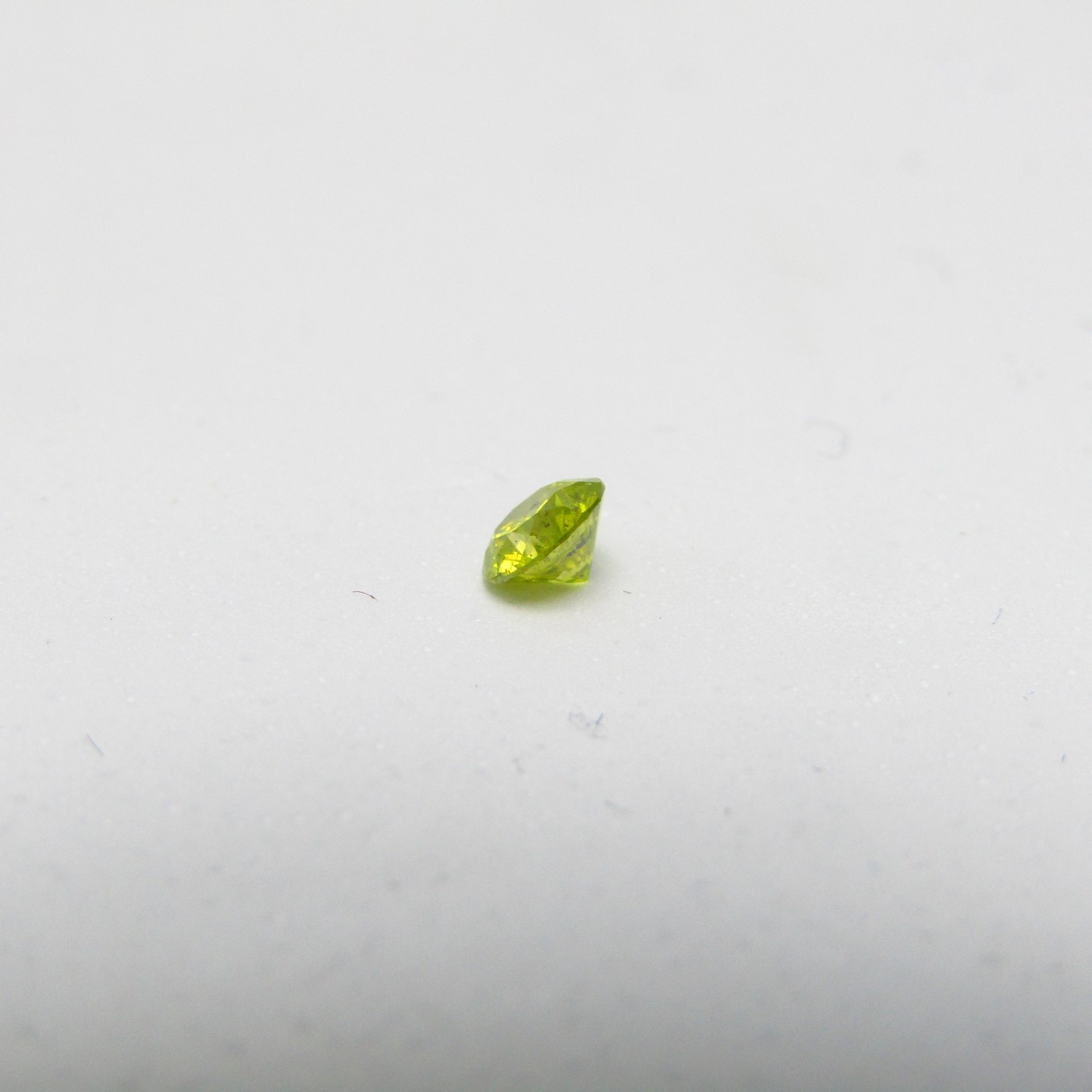 Diamante Natural de 0,30 ct. Talla: Brillante. Color: Fancy Yellow. Pureza: P2. Sin datos de tratamiento. Diamante Natural de 0,30 ct. Talla: Brillante. Color: Fancy Yellow. Pureza: P2. Sin datos de tratamiento.