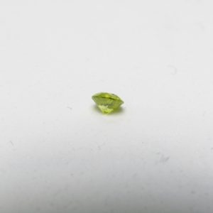 Diamante Natural de 0,30 ct. Talla: Brillante. Color: Fancy Yellow. Pureza: P2. Sin datos de tratamiento.
