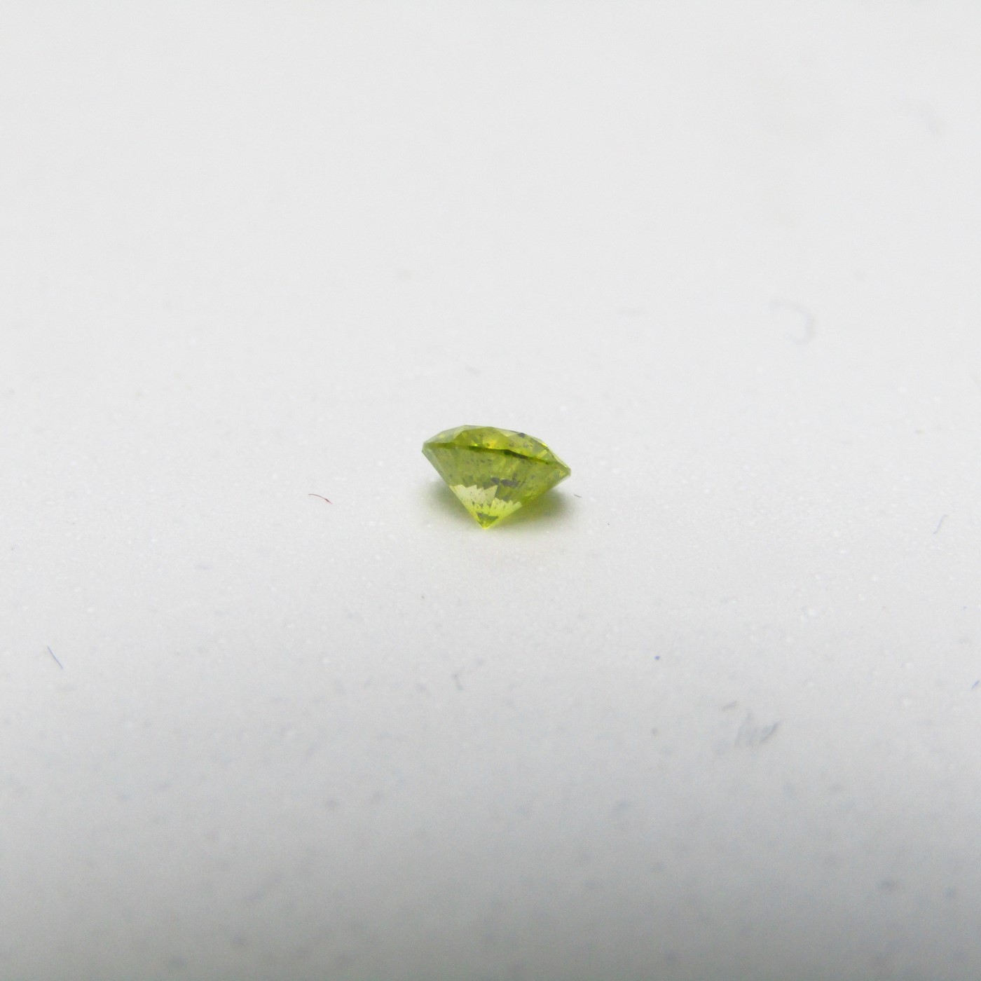 Diamante Natural de 0,30 ct. Talla: Brillante. Color: Fancy Yellow. Pureza: P2. Sin datos de tratamiento. Diamante Natural de 0,30 ct. Talla: Brillante. Color: Fancy Yellow. Pureza: P2. Sin datos de tratamiento.