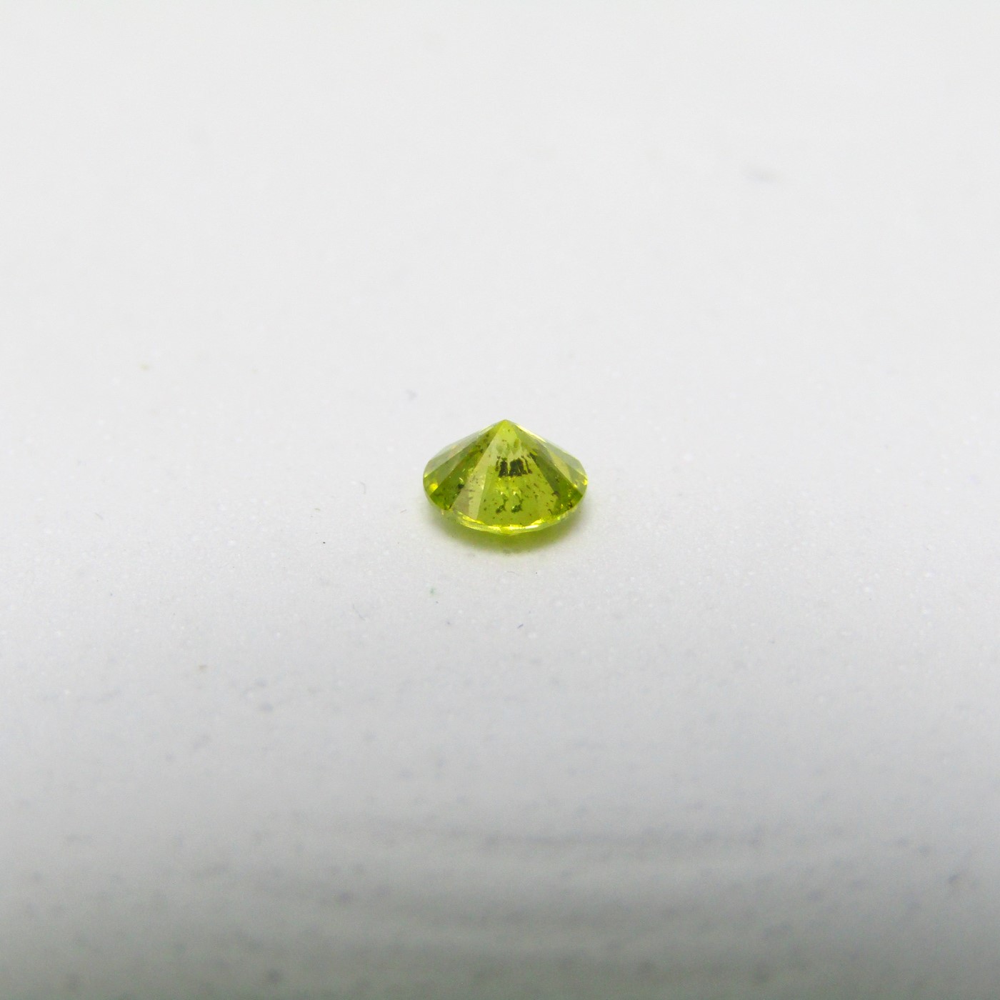 Diamante Natural de 0,30 ct. Talla: Brillante. Color: Fancy Yellow. Pureza: P2. Sin datos de tratamiento. Diamante Natural de 0,30 ct. Talla: Brillante. Color: Fancy Yellow. Pureza: P2. Sin datos de tratamiento.