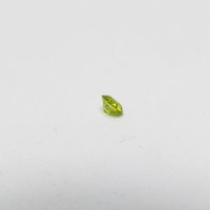 Diamante Natural de 0,30 ct. Talla: Brillante. Color: Fancy Yellow. Pureza: P2. Sin datos de tratamiento.