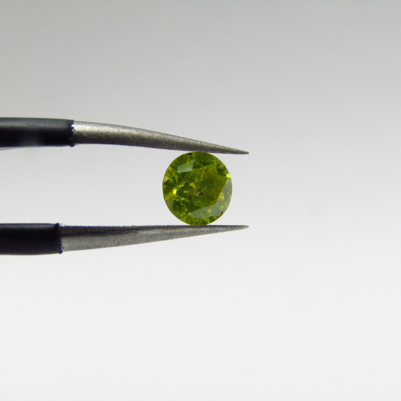 Diamante Natural de 0,30 ct. Talla: Brillante. Color: Fancy Yellow. Pureza: P2. Sin datos de tratamiento. Diamante Natural de 0,30 ct. Talla: Brillante. Color: Fancy Yellow. Pureza: P2. Sin datos de tratamiento.