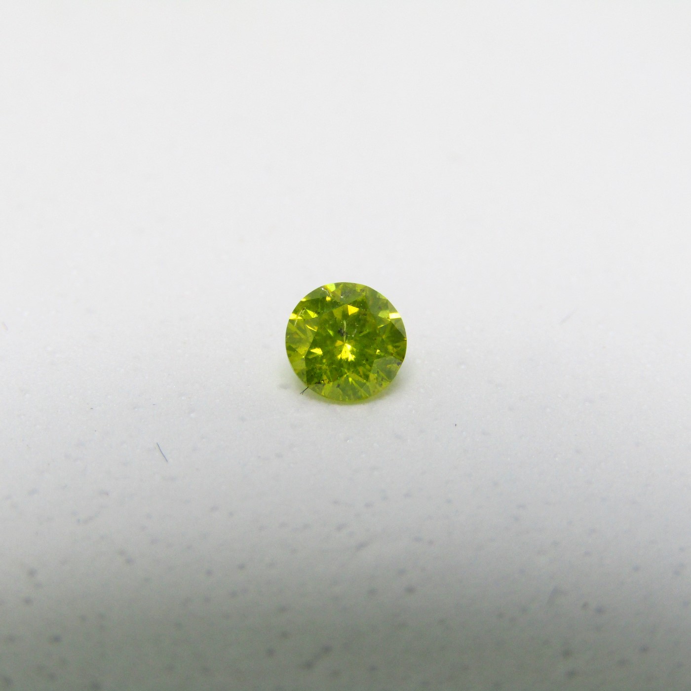 Diamante Natural de 0,30 ct. Talla: Brillante. Color: Fancy Yellow. Pureza: P2. Sin datos de tratamiento.