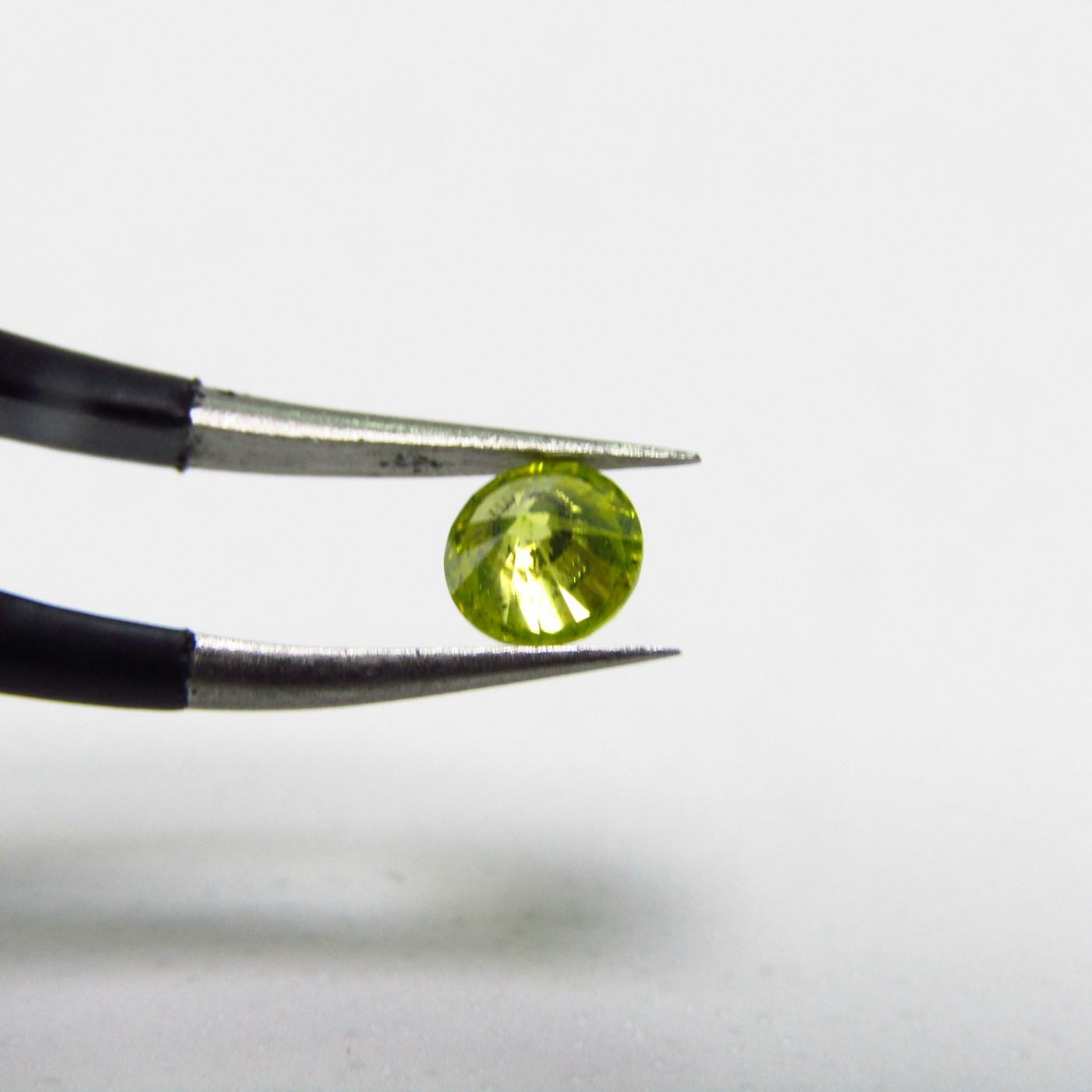 Diamante Natural de 0,30 ct. Talla: Brillante. Color: Fancy Yellow. Pureza: P2. Sin datos de tratamiento. Diamante Natural de 0,30 ct. Talla: Brillante. Color: Fancy Yellow. Pureza: P2. Sin datos de tratamiento.