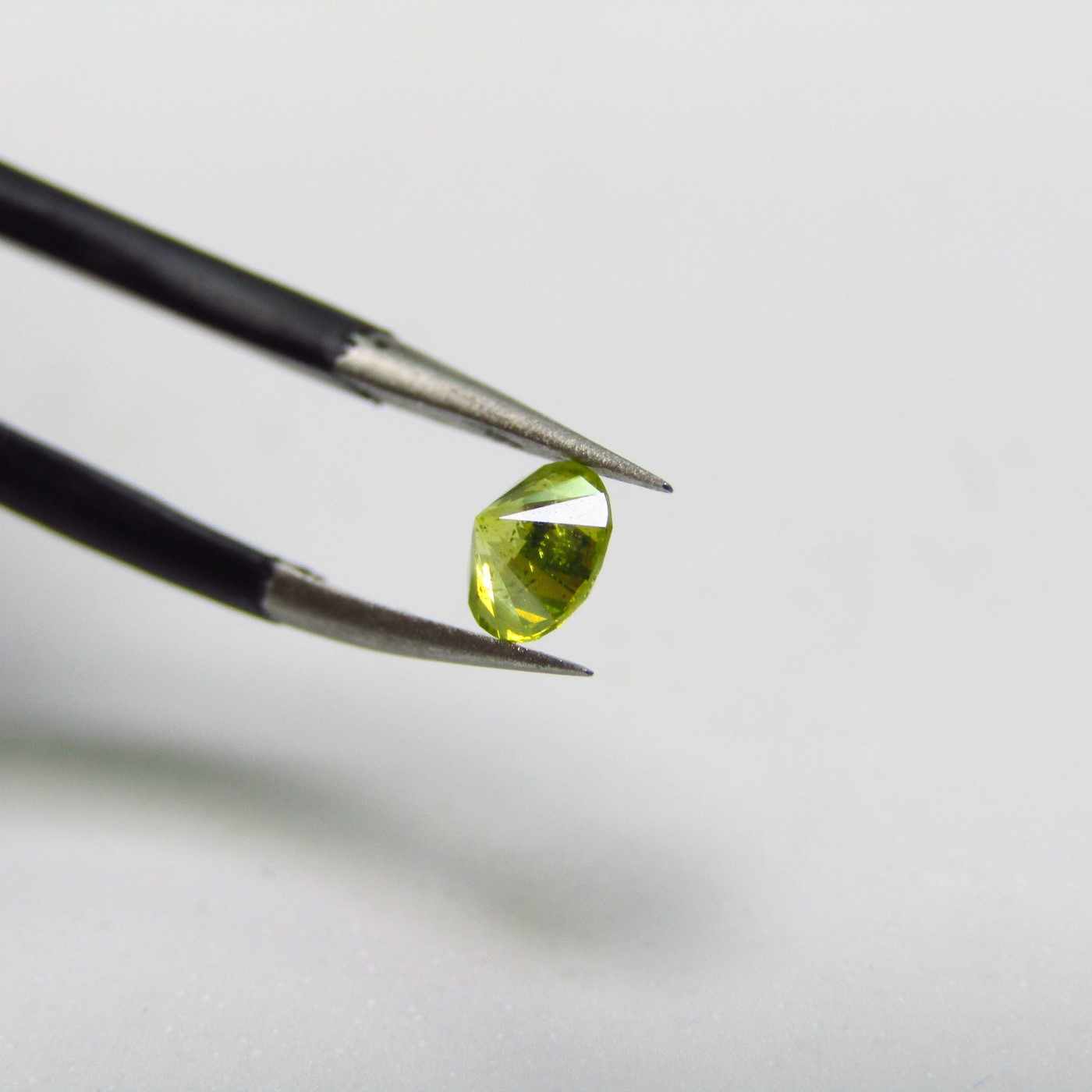 Diamante Natural de 0,30 ct. Talla: Brillante. Color: Fancy Yellow. Pureza: P2. Sin datos de tratamiento. Diamante Natural de 0,30 ct. Talla: Brillante. Color: Fancy Yellow. Pureza: P2. Sin datos de tratamiento.