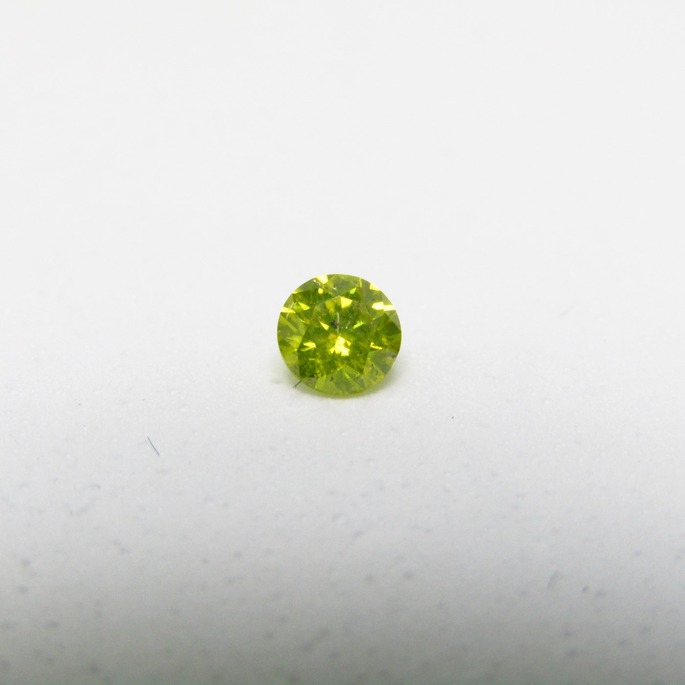 Diamante Natural de 0,30 ct. Talla: Brillante. Color: Fancy Yellow. Pureza: P2. Sin datos de tratamiento. Diamante Natural de 0,30 ct. Talla: Brillante. Color: Fancy Yellow. Pureza: P2. Sin datos de tratamiento.