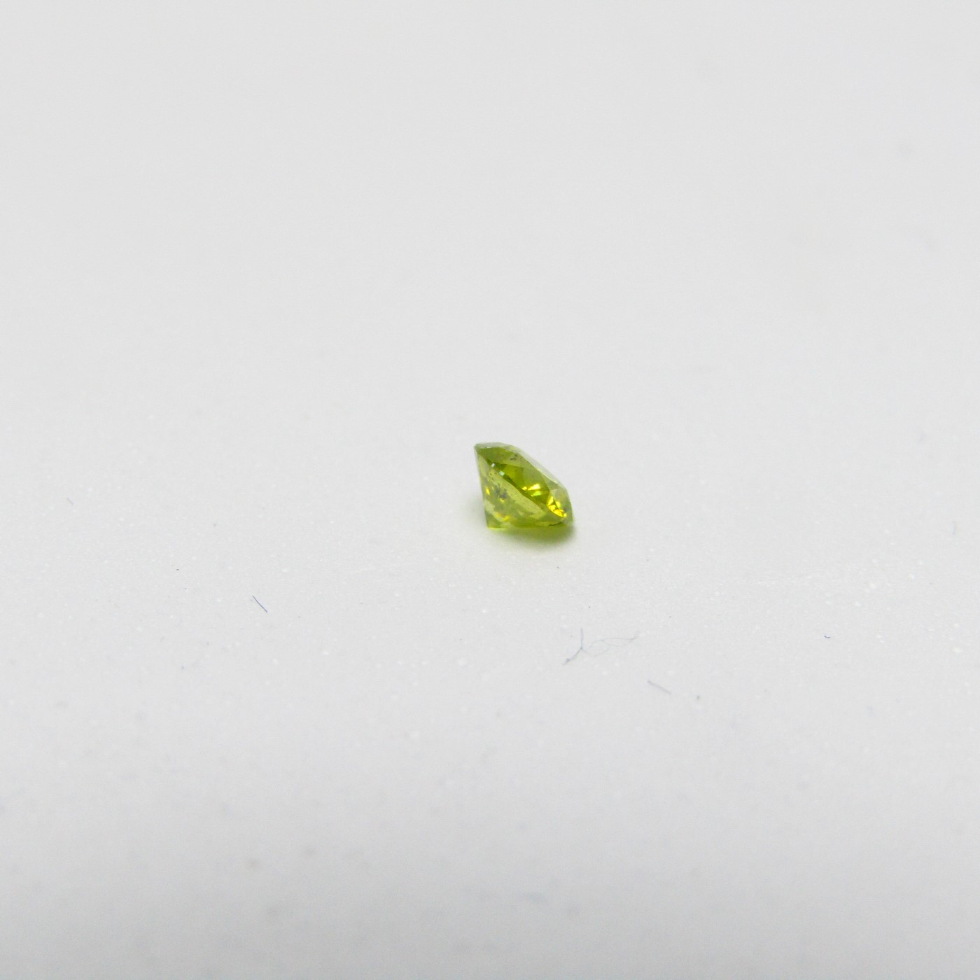 Diamante Natural de 0,30 ct. Talla: Brillante. Color: Fancy Yellow. Pureza: P2. Sin datos de tratamiento. Diamante Natural de 0,30 ct. Talla: Brillante. Color: Fancy Yellow. Pureza: P2. Sin datos de tratamiento.