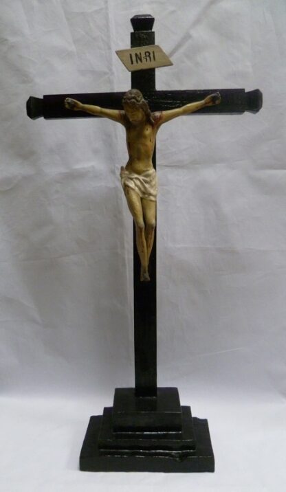 Crucified in clay with a wooden cross. Spanish school. 17th-XNUMXth century.