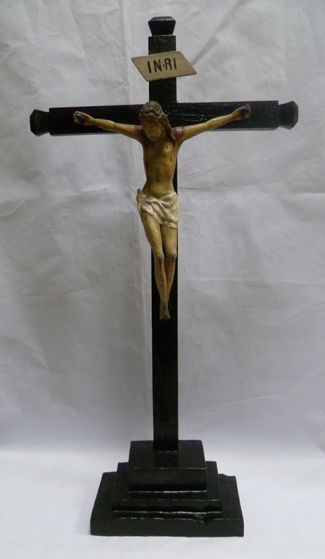 Crucificado en barro con cruz de madera. Escuela Española. Siglo XVII-XVIII. Crucificado en barro con cruz de madera. Escuela Española. Siglo XVII-XVIII.