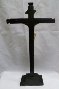 Crucificado en barro con cruz de madera. Escuela Española. Siglo XVII-XVIII.