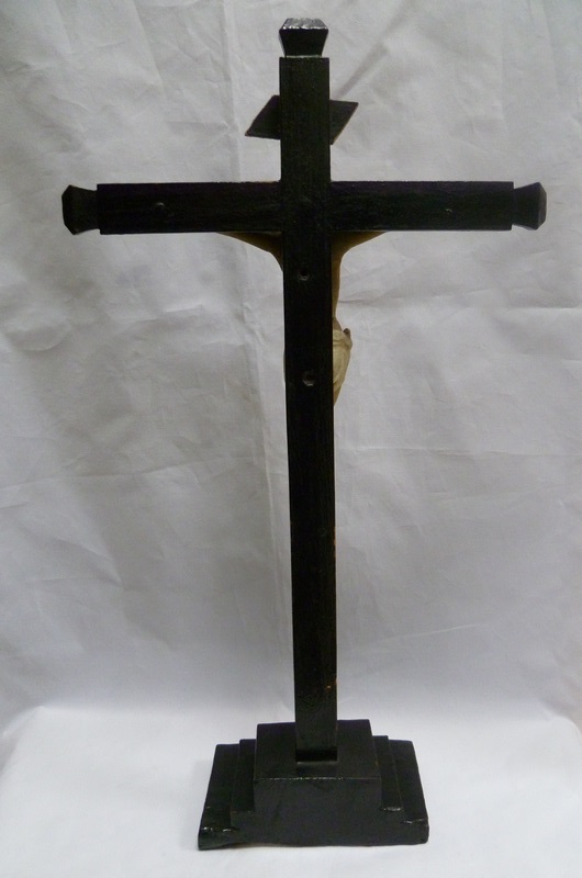 Crucificado en barro con cruz de madera. Escuela Española. Siglo XVII-XVIII. Crucificado en barro con cruz de madera. Escuela Española. Siglo XVII-XVIII.