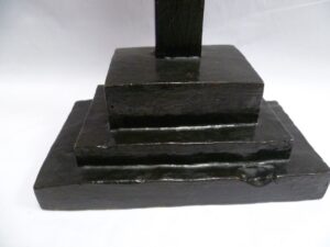 Crucificado en barro con cruz de madera. Escuela Española. Siglo XVII-XVIII.