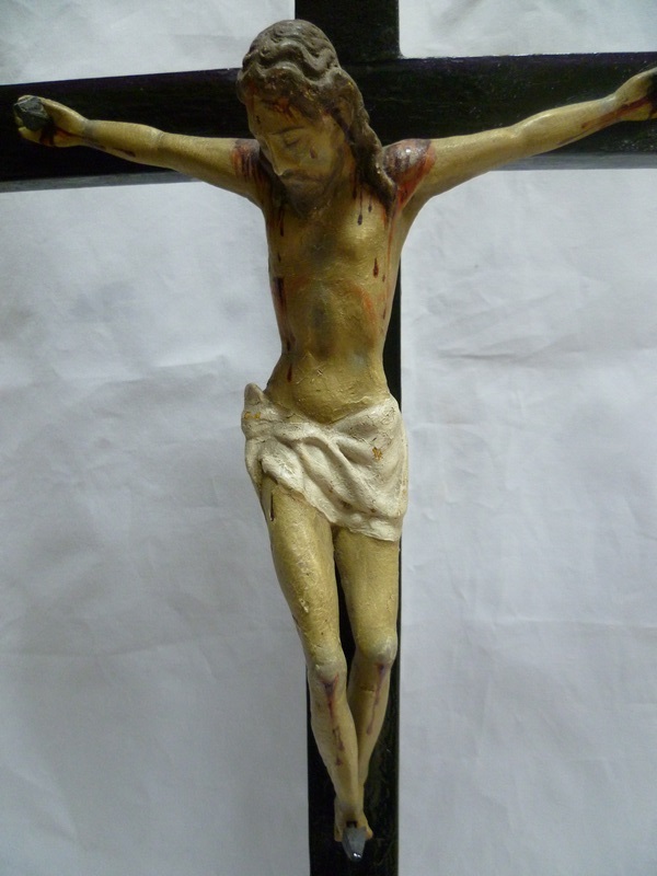 Crucificado en barro con cruz de madera. Escuela Española. Siglo XVII-XVIII. Crucificado en barro con cruz de madera. Escuela Española. Siglo XVII-XVIII.