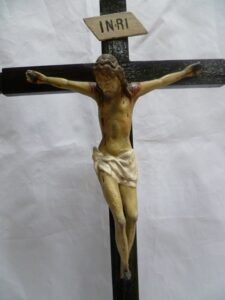 Crucificado en barro con cruz de madera. Escuela Española. Siglo XVII-XVIII.