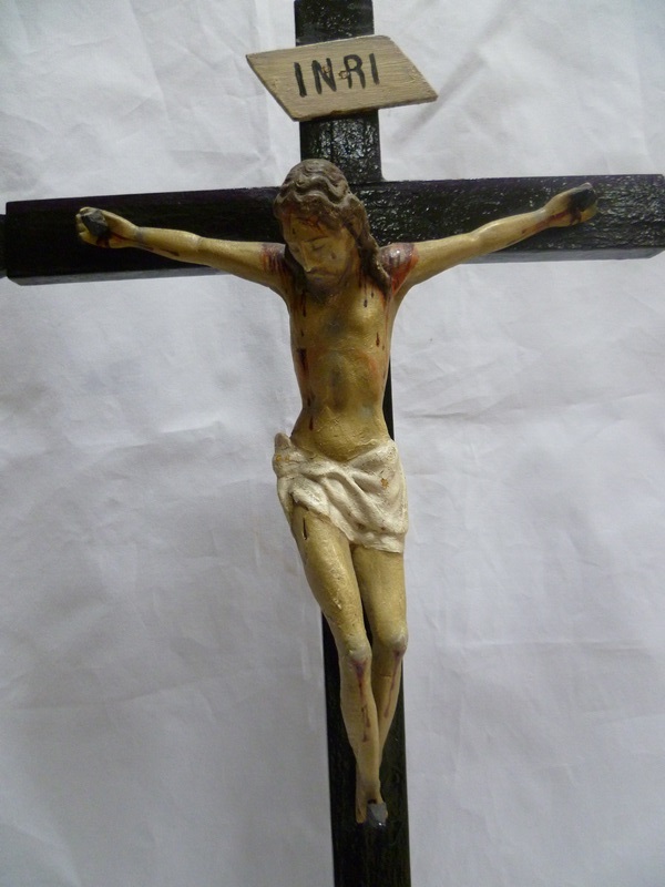Crucificado en barro con cruz de madera. Escuela Española. Siglo XVII-XVIII. Crucificado en barro con cruz de madera. Escuela Española. Siglo XVII-XVIII.