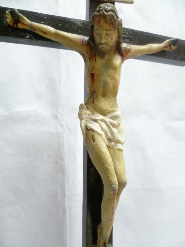 Crucificado en barro con cruz de madera. Escuela Española. Siglo XVII-XVIII. Crucificado en barro con cruz de madera. Escuela Española. Siglo XVII-XVIII.
