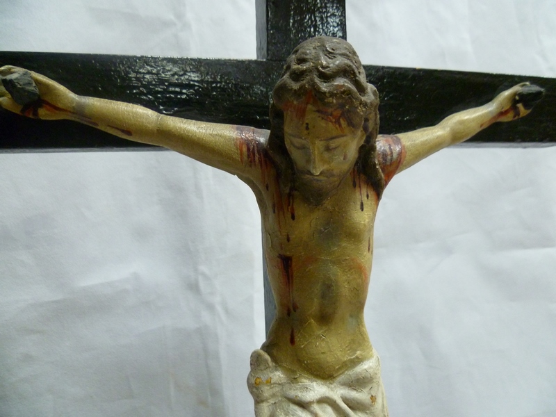 Crucificado en barro con cruz de madera. Escuela Española. Siglo XVII-XVIII. Crucificado en barro con cruz de madera. Escuela Española. Siglo XVII-XVIII.