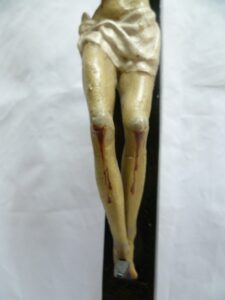 Crucificado en barro con cruz de madera. Escuela Española. Siglo XVII-XVIII.