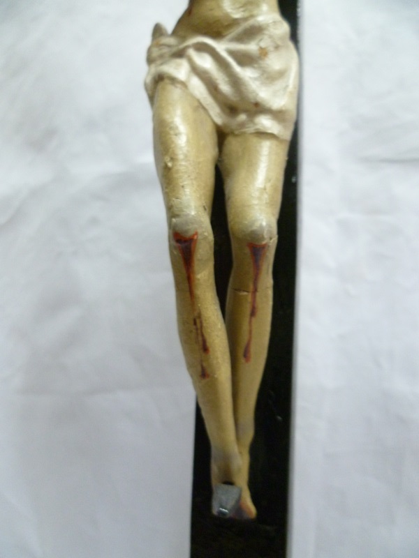 Crucificado en barro con cruz de madera. Escuela Española. Siglo XVII-XVIII. Crucificado en barro con cruz de madera. Escuela Española. Siglo XVII-XVIII.