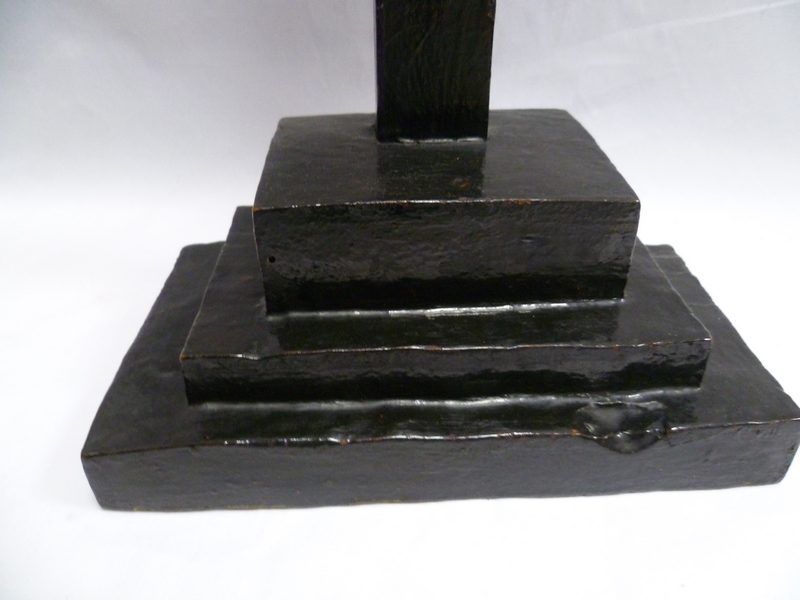 Crucificado en barro con cruz de madera. Escuela Española. Siglo XVII-XVIII. Crucificado en barro con cruz de madera. Escuela Española. Siglo XVII-XVIII.