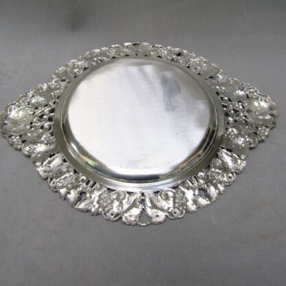Circular tray with oval cut edge in Sterling Silver. Spain, 20th century.