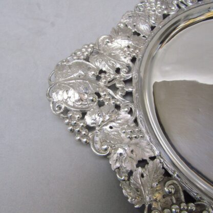 Circular tray with oval cut edge in Sterling Silver. Spain, 20th century.