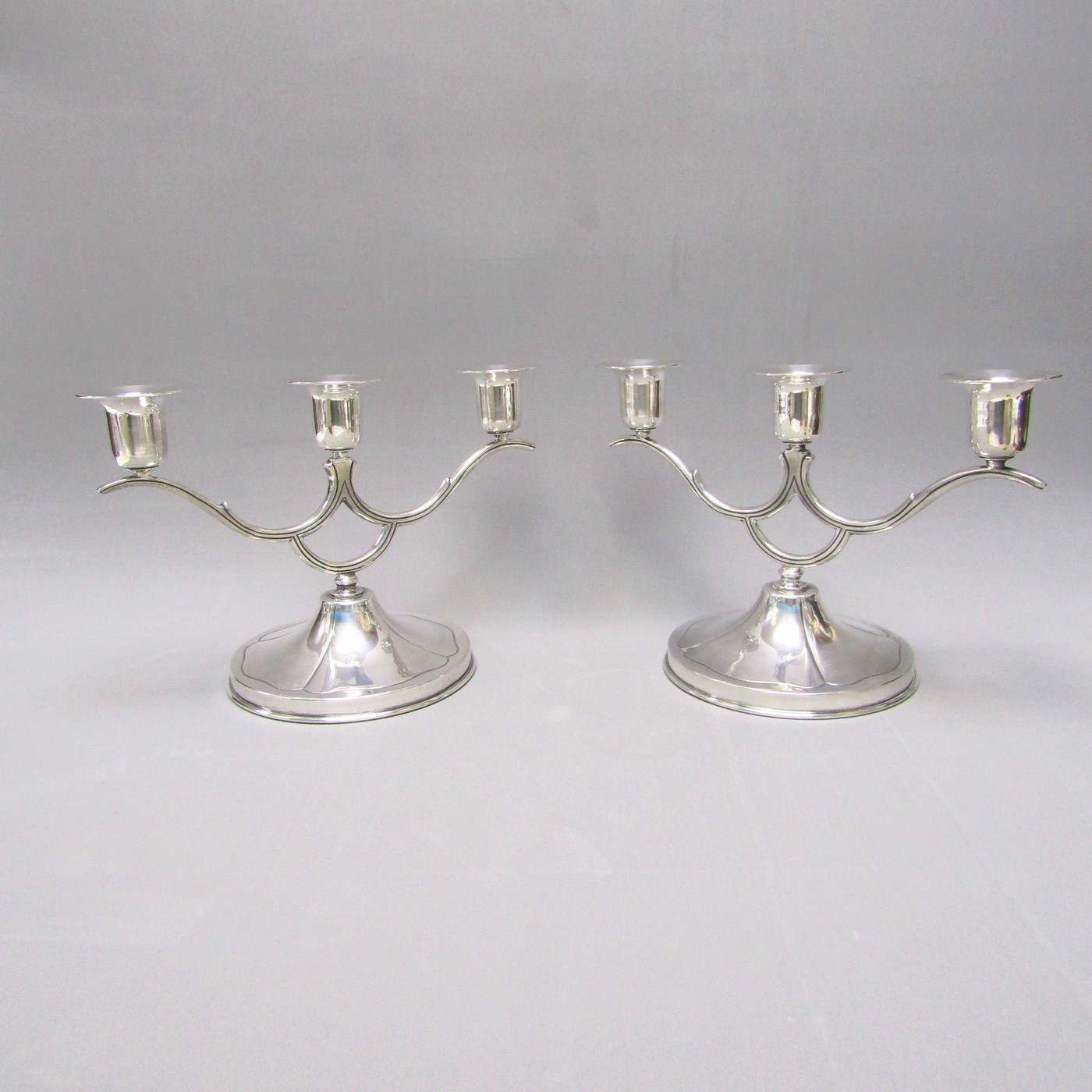 Pareja de candelabros de tres luces en Plata de Ley. Sudamérica. Siglo XX. Pareja de candelabros de tres luces en Plata de Ley. Sudamérica. Siglo XX.
