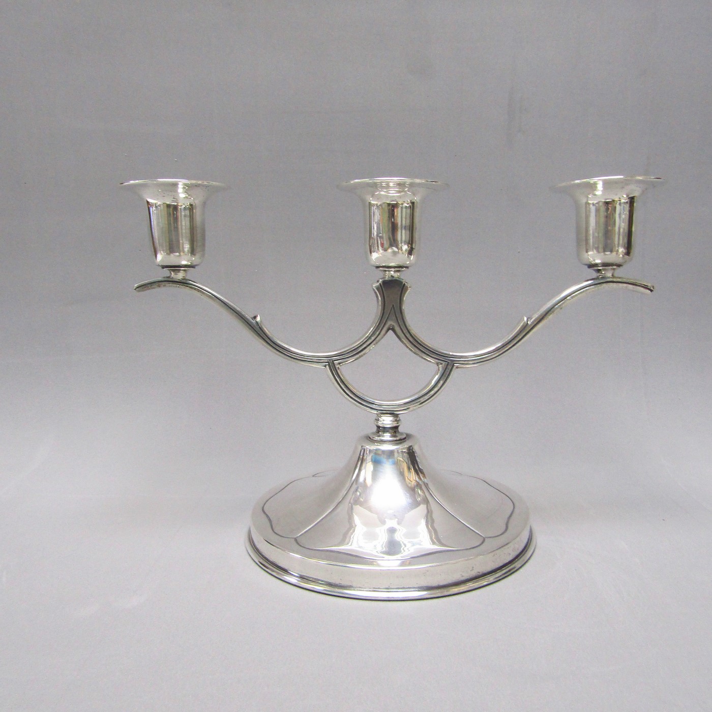 Pareja de candelabros de tres luces en Plata de Ley. Sudamérica. Siglo XX. Pareja de candelabros de tres luces en Plata de Ley. Sudamérica. Siglo XX.