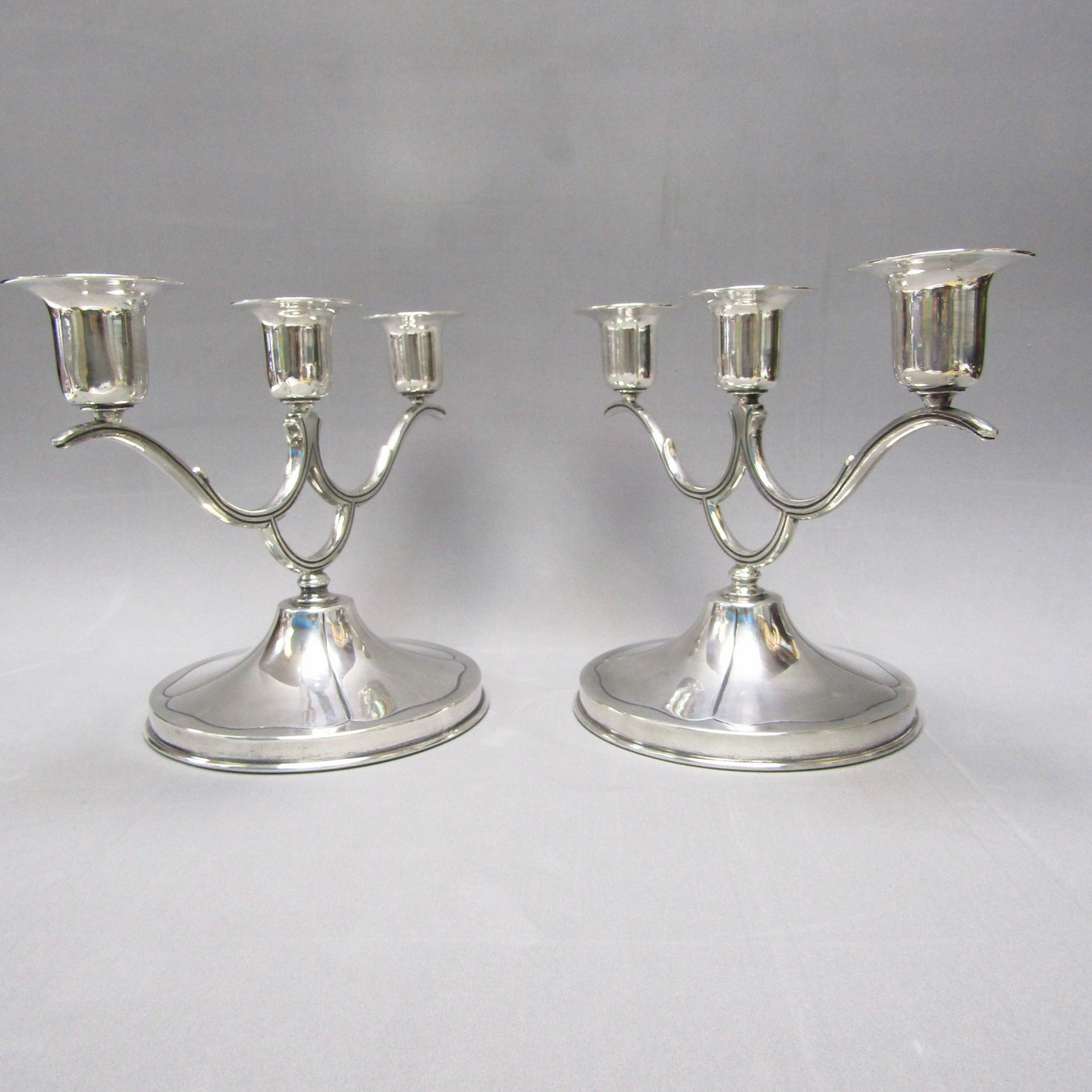 Pareja de candelabros de tres luces en Plata de Ley. Sudamérica. Siglo XX. Pareja de candelabros de tres luces en Plata de Ley. Sudamérica. Siglo XX.