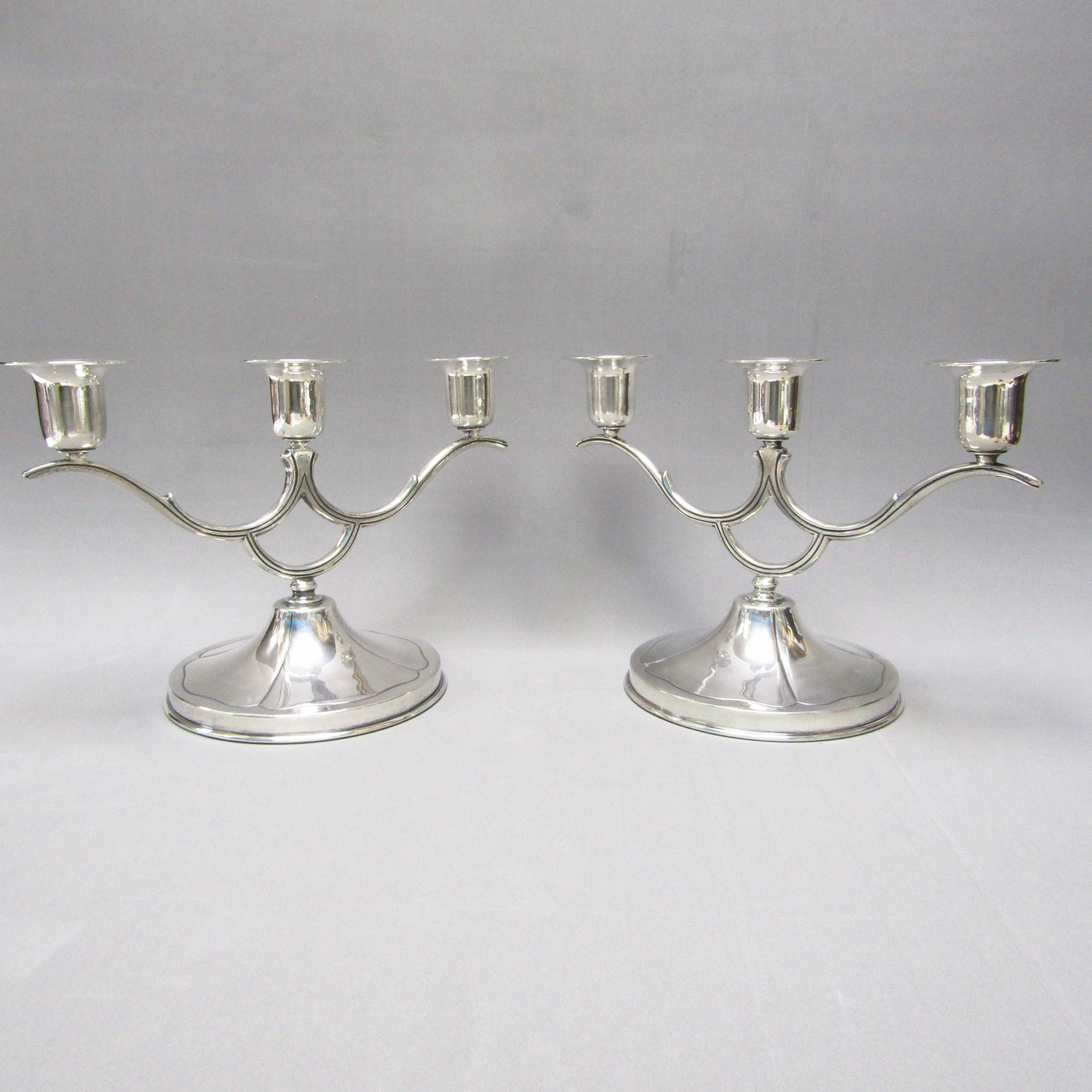 Pareja de candelabros de tres luces en Plata de Ley. Sudamérica. Siglo XX. Pareja de candelabros de tres luces en Plata de Ley. Sudamérica. Siglo XX.