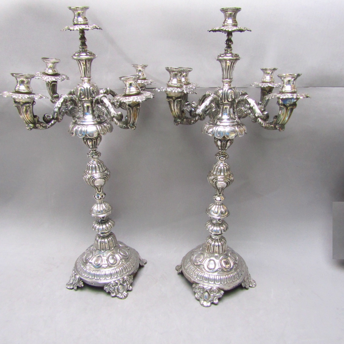 Pareja de Candelabros desmontables de cinco luces en Plata. Domingo Galtés, Barcelona, siglo XIX. Pareja de Candelabros desmontables de cinco luces en Plata. Domingo Galtés, Barcelona, siglo XIX.