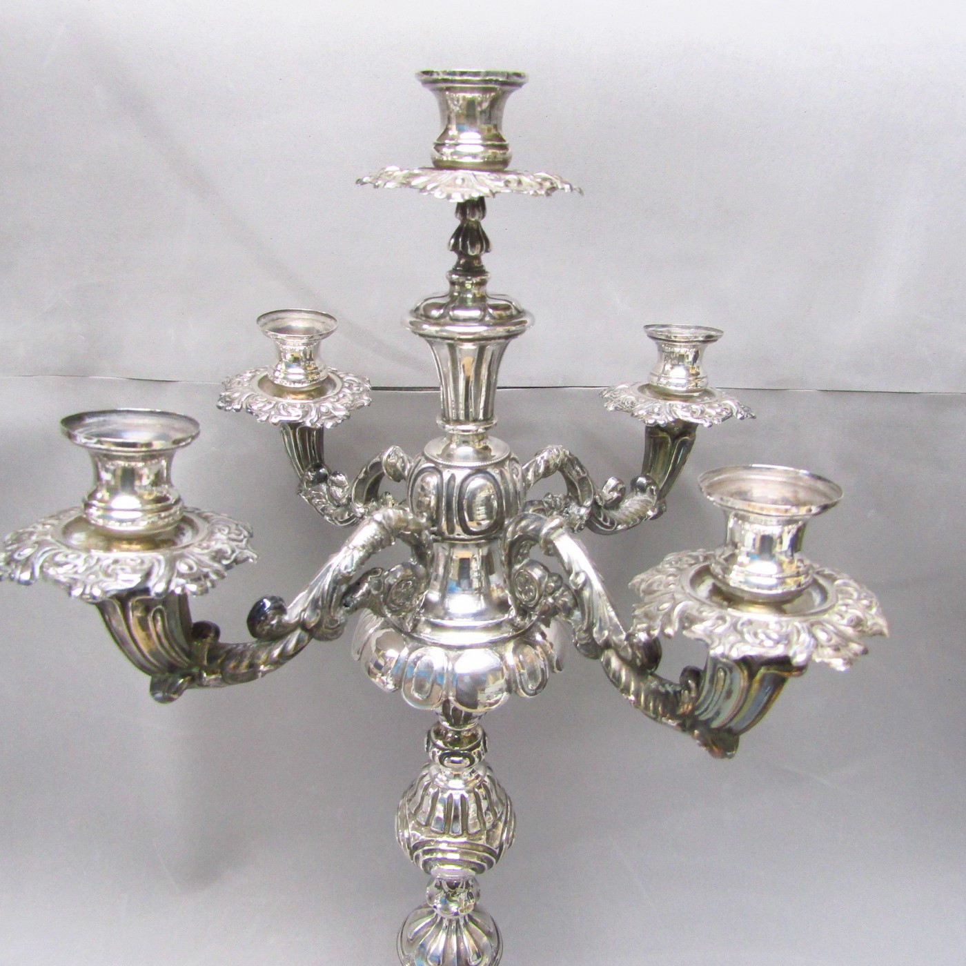 Pareja de Candelabros desmontables de cinco luces en Plata. Domingo Galtés, Barcelona, siglo XIX. Pareja de Candelabros desmontables de cinco luces en Plata. Domingo Galtés, Barcelona, siglo XIX.