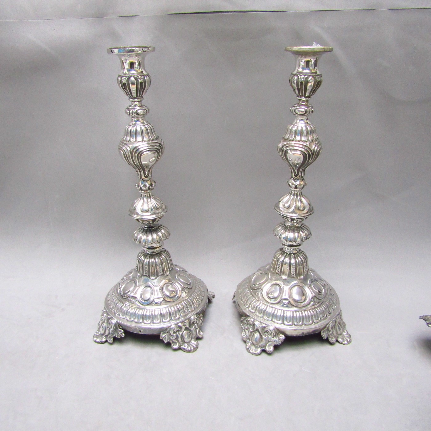 Pareja de Candelabros desmontables de cinco luces en Plata. Domingo Galtés, Barcelona, siglo XIX. Pareja de Candelabros desmontables de cinco luces en Plata. Domingo Galtés, Barcelona, siglo XIX.