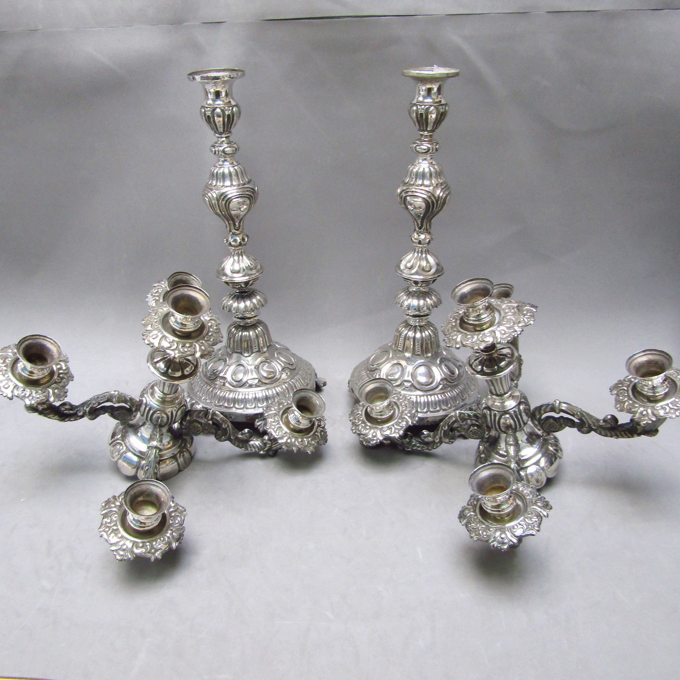 Pareja de Candelabros desmontables de cinco luces en Plata. Domingo Galtés, Barcelona, siglo XIX. Pareja de Candelabros desmontables de cinco luces en Plata. Domingo Galtés, Barcelona, siglo XIX.