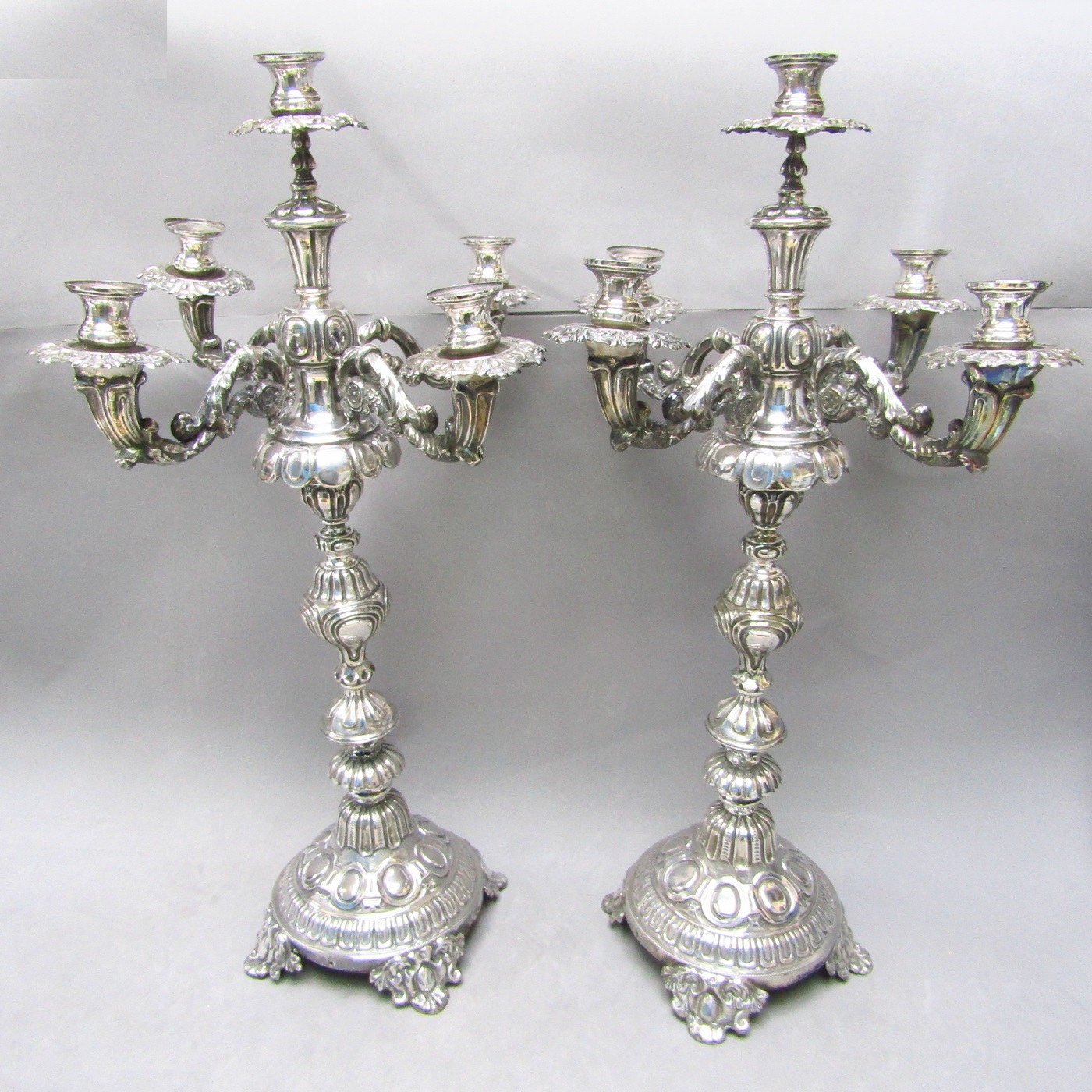 Pareja de Candelabros desmontables de cinco luces en Plata. Domingo Galtés, Barcelona, siglo XIX. Pareja de Candelabros desmontables de cinco luces en Plata. Domingo Galtés, Barcelona, siglo XIX.