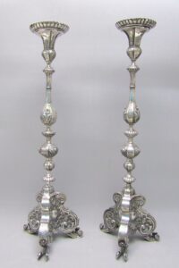 Pareja de candeleros de altar en Plata de Ley, España, siglo XVIII.