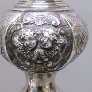 Pareja de candeleros de altar en Plata de Ley, España, siglo XVIII.