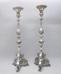 Pareja de candeleros de altar en Plata de Ley, España, siglo XVIII.