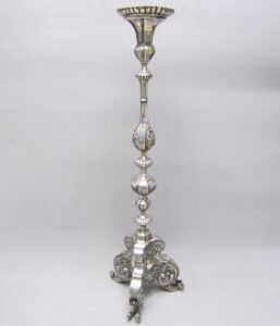 Pareja de candeleros de altar en Plata de Ley, España, siglo XVIII.
