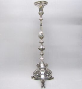 Pareja de candeleros de altar en Plata de Ley, España, siglo XVIII.