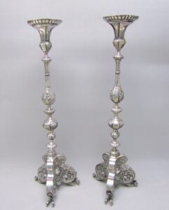 Pareja de candeleros de altar en Plata de Ley, España, siglo XVIII.