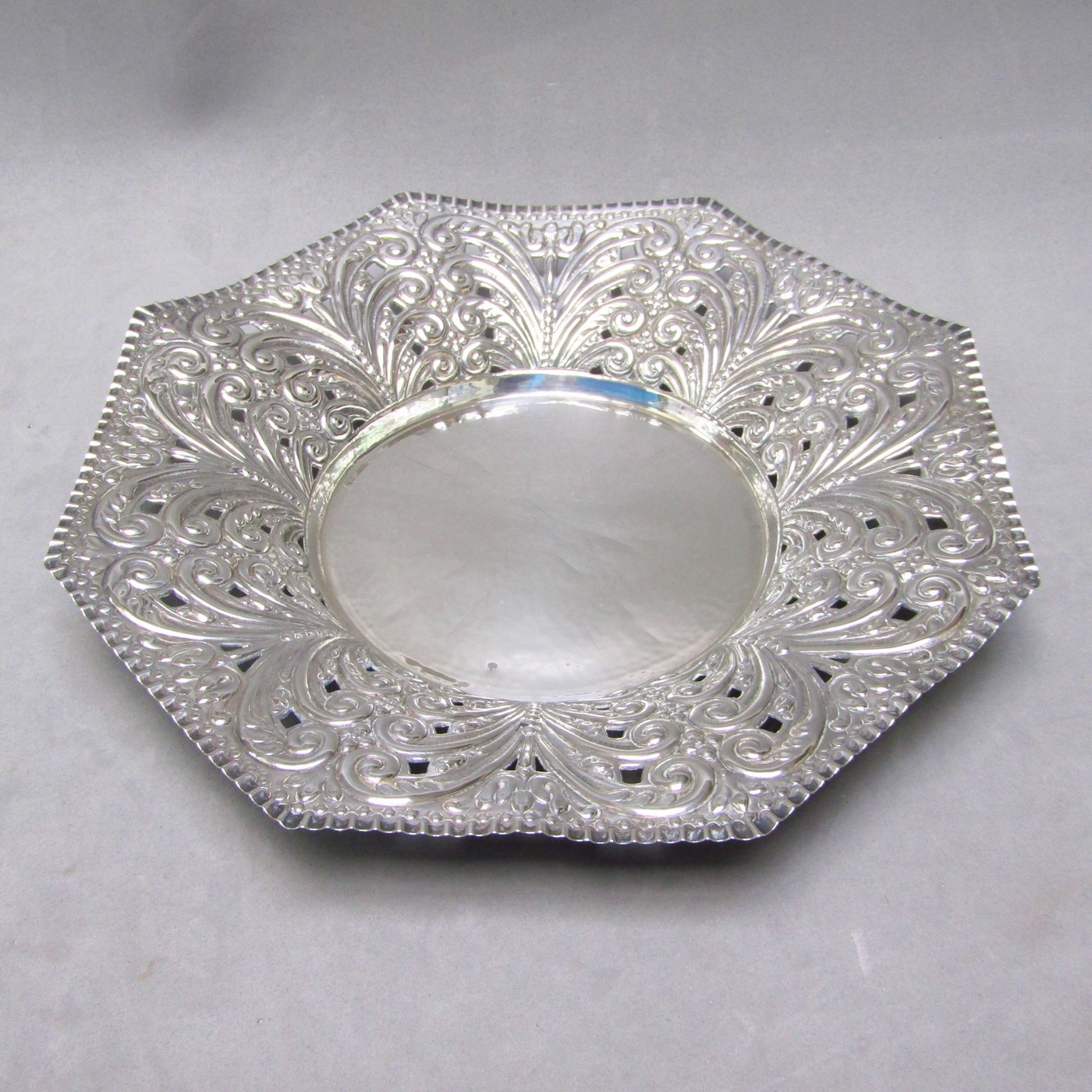 PÉREZ HERMANOS. Centro de mesa octogonal en Plata de Ley. España, siglo XX. PÉREZ HERMANOS. Centro de mesa octogonal en Plata de Ley. España, siglo XX.
