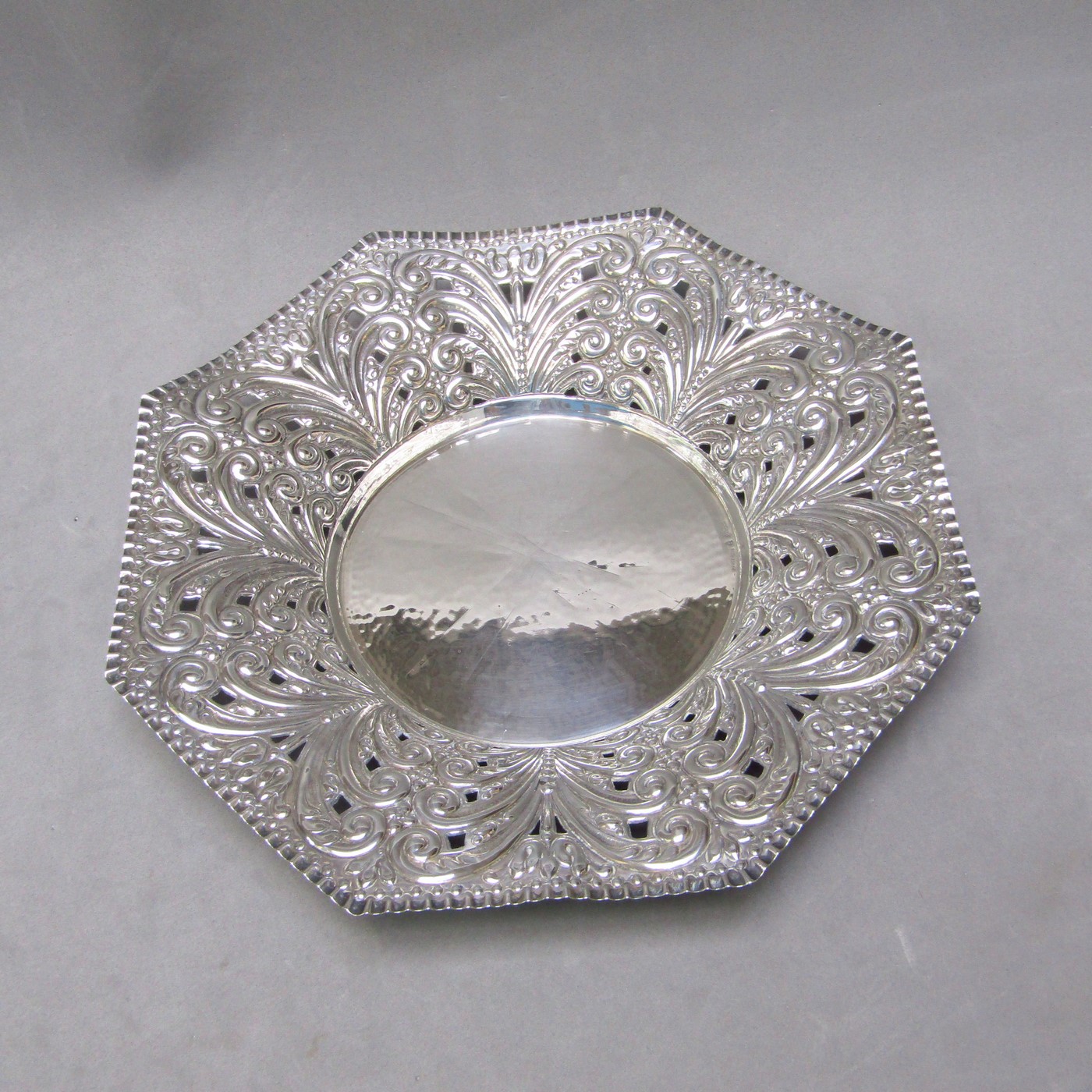 PÉREZ HERMANOS. Centro de mesa octogonal en Plata de Ley. España, siglo XX. PÉREZ HERMANOS. Centro de mesa octogonal en Plata de Ley. España, siglo XX.