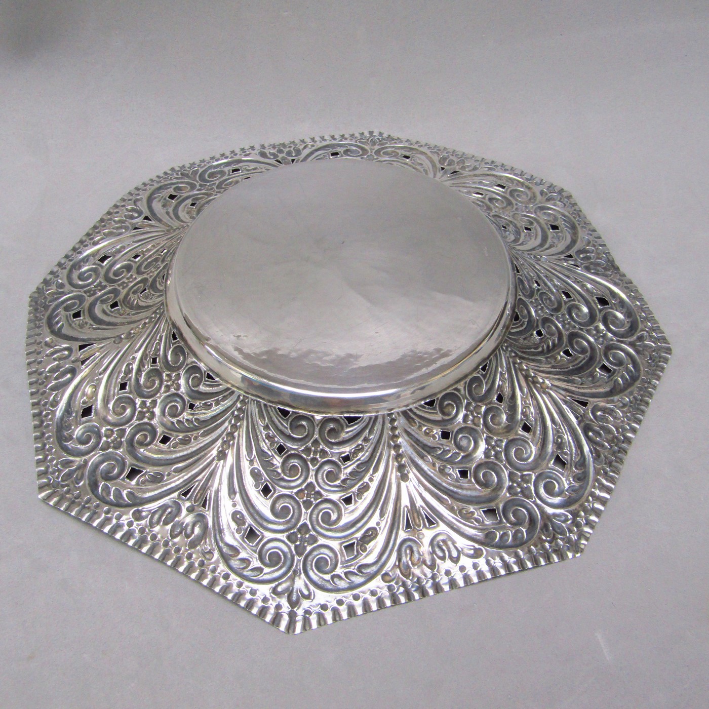 PÉREZ HERMANOS. Centro de mesa octogonal en Plata de Ley. España, siglo XX. PÉREZ HERMANOS. Centro de mesa octogonal en Plata de Ley. España, siglo XX.