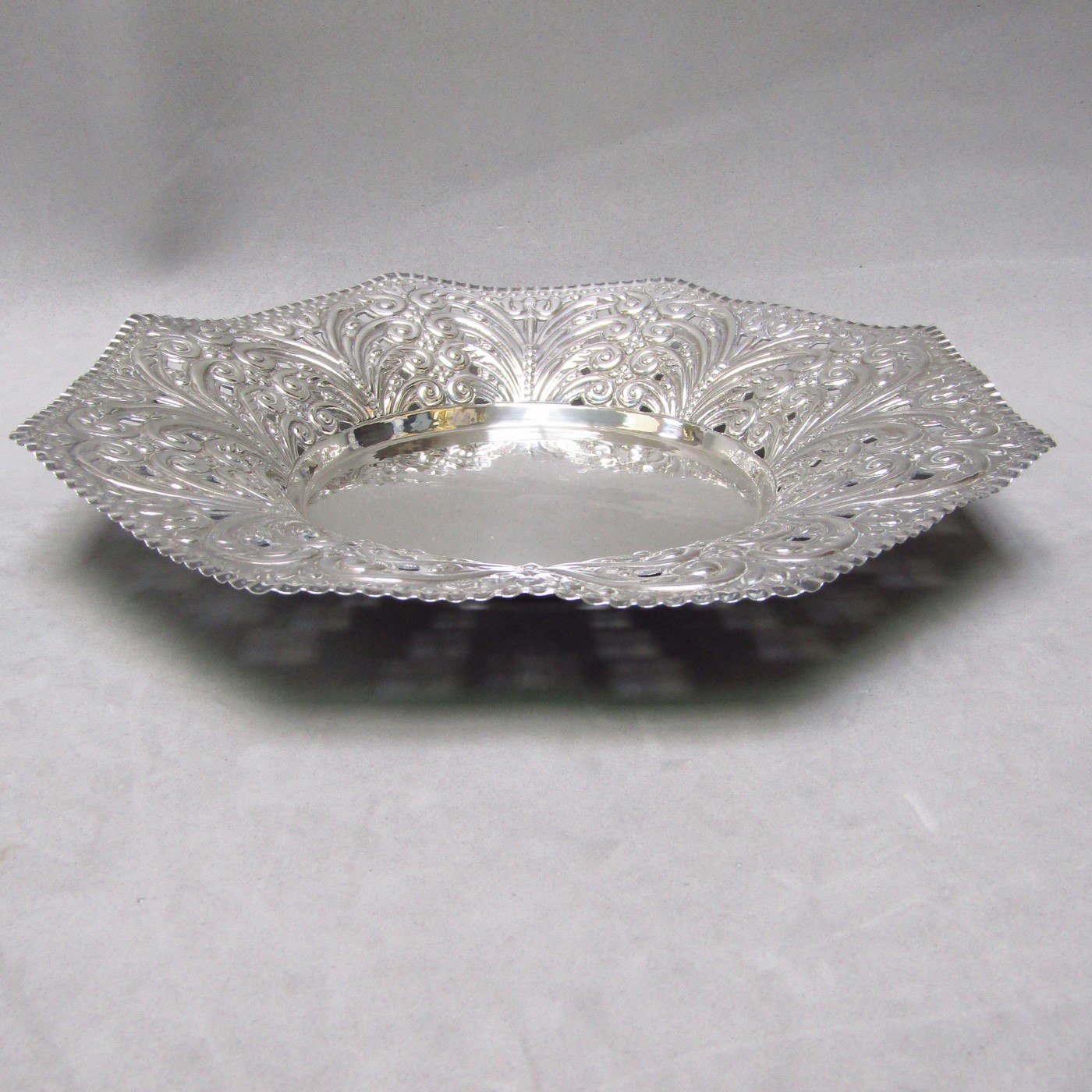 PÉREZ HERMANOS. Centro de mesa octogonal en Plata de Ley. España, siglo XX. PÉREZ HERMANOS. Centro de mesa octogonal en Plata de Ley. España, siglo XX.