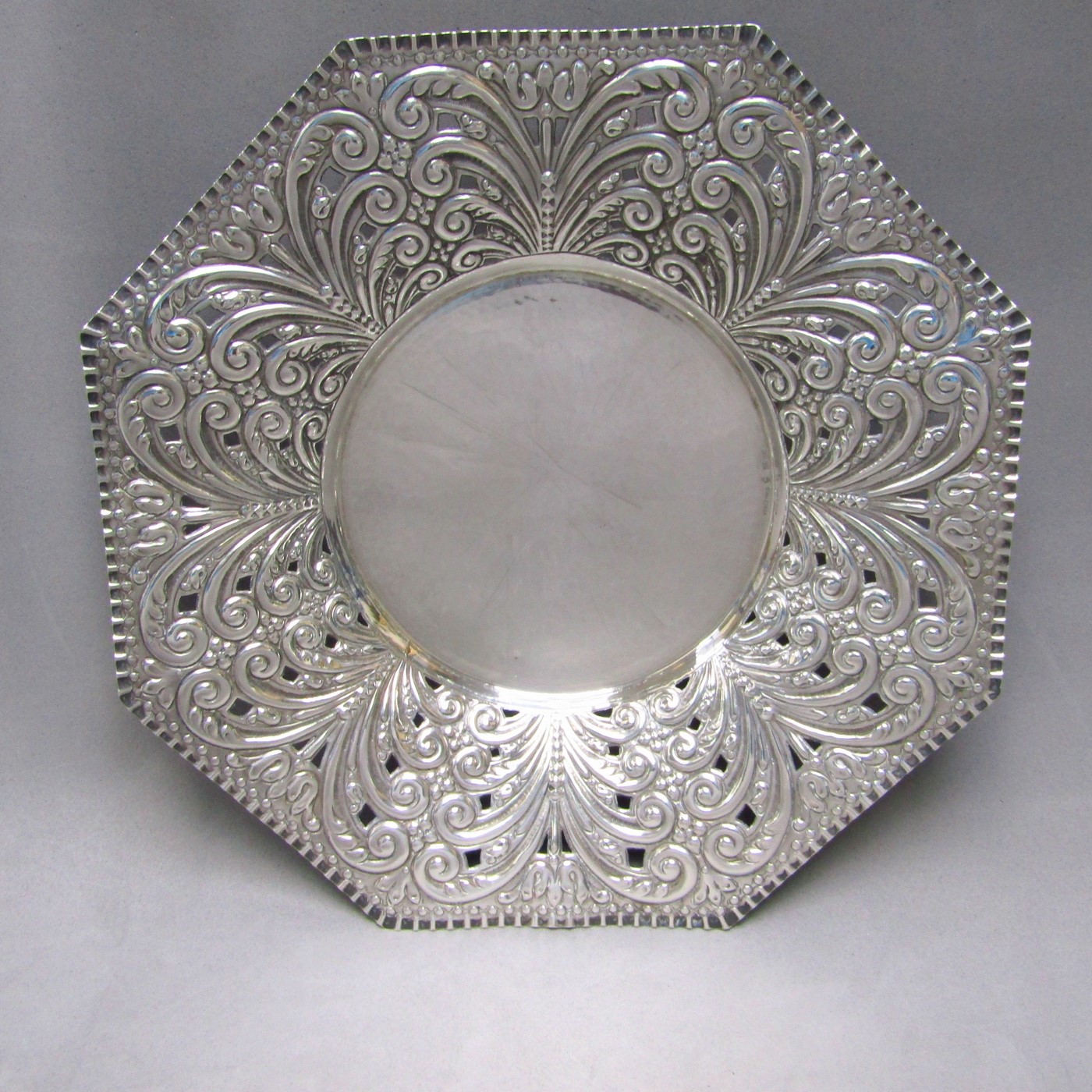 PÉREZ HERMANOS. Centro de mesa octogonal en Plata de Ley. España, siglo XX. PÉREZ HERMANOS. Centro de mesa octogonal en Plata de Ley. España, siglo XX.