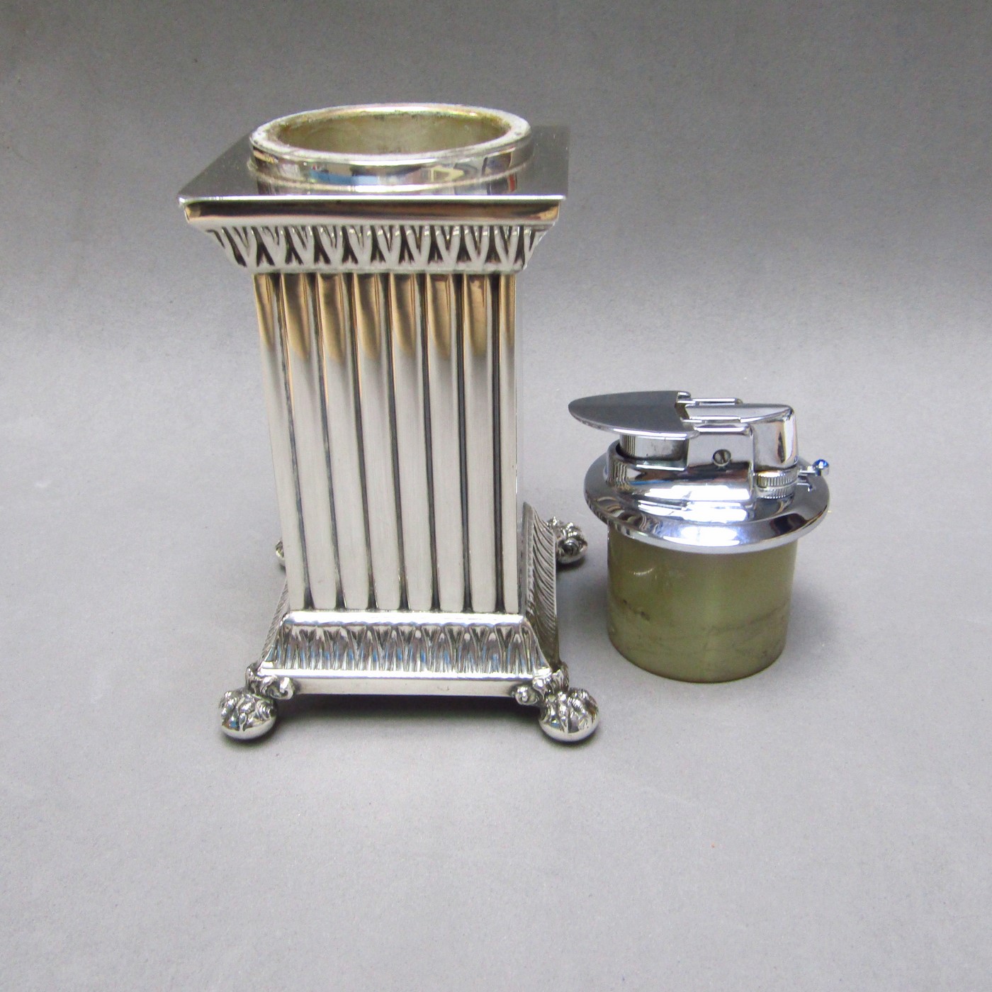 Conjunto de Encendedor y cenicero de mesa en Plata de Ley. España, siglo XX. Conjunto de Encendedor y cenicero de mesa en Plata de Ley. España, siglo XX.